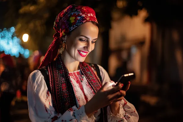 টাক্সেডো পরা একজন প্রফেশনাল ডিলার রুলেট টেবিলে খেলোয়াড়দের স্বাগত জানাচ্ছেন—যা AB9999–এর আসল লাইভ ক্যাসিনো অনুভূতিকে প্রকাশ করে।